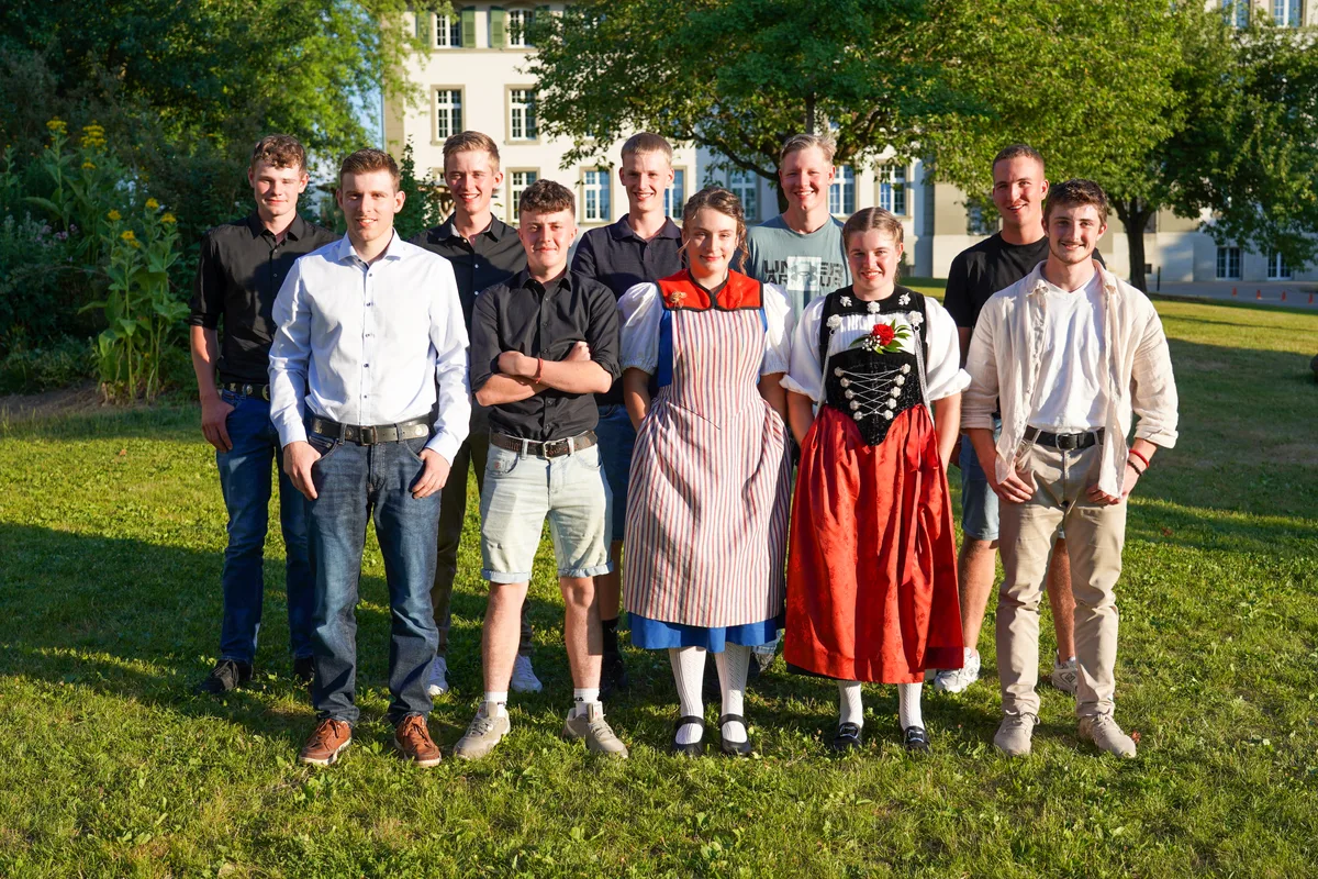LW 3B.jpg Die erfolgreichen Absolventinnen und Absolventen der Klasse LW 3B in Grangeneuve.