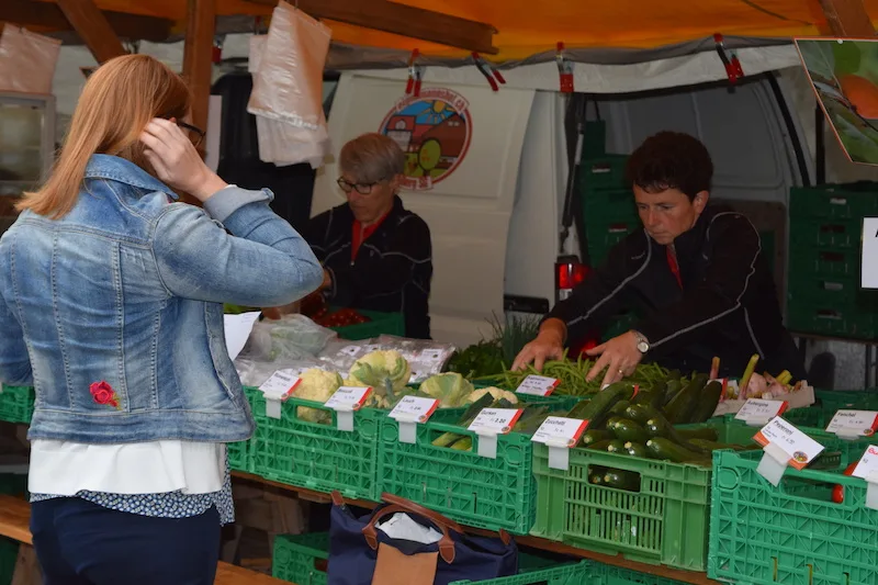Eigenmanns bieten im Moment viel eigenes Gemüse, Kirschen und Beeren sowie Konfitüren und selbst gemachte Meringues an ihrem Stand an. (Bilder Stefanie Giger)