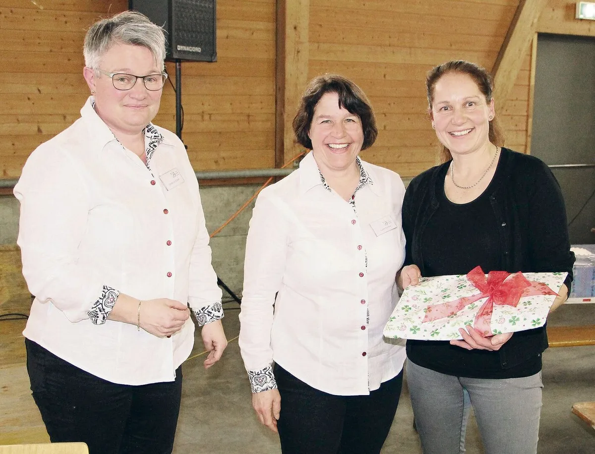 8f4e08bd7e9f3e340daeb9148c58ebc003685f929df6a3747131088054a6a3f5 Präsidentin Edith Camenzind mit der zurückgetretenen Cornelia Bucheli und ihrer Nachfolgerin Monika Grab-Städler (v. l.).