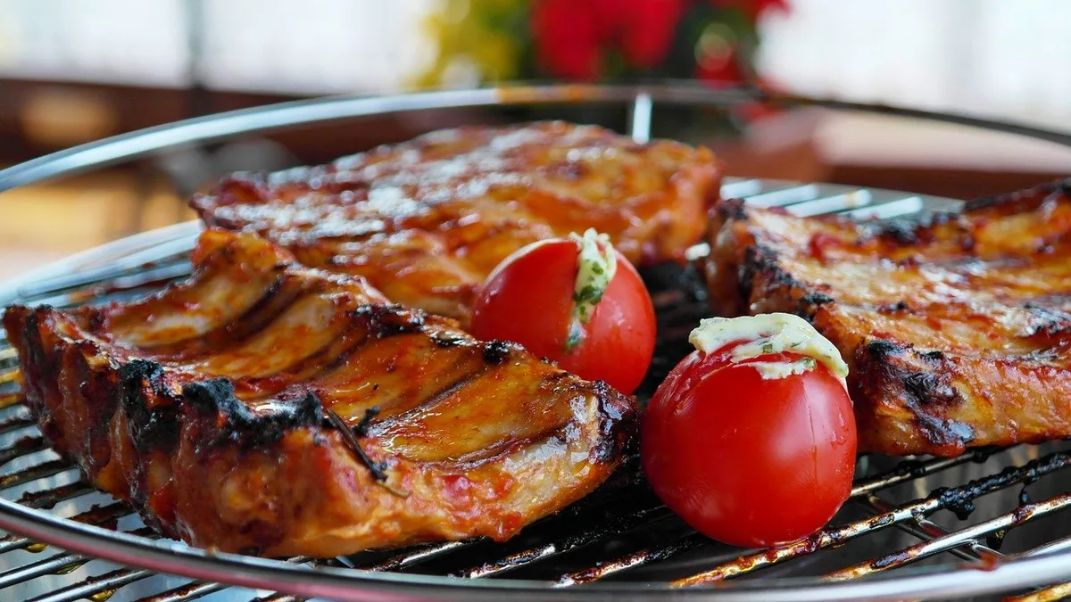 65df45b106c0b3f93a2a4473a35ecea3f55e80dd Auf dem Grill der Schweizer liegt sehr häufig Schweinefleisch. (Bild Pixabay)