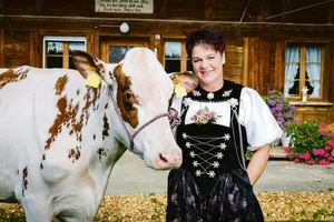 Die Kühe liegen Anita Mosimann besonders am Herzen. Jeden Morgen und Abend ist sie im Stall anzutreffen. (Bild SRF/Ueli Christoffel)