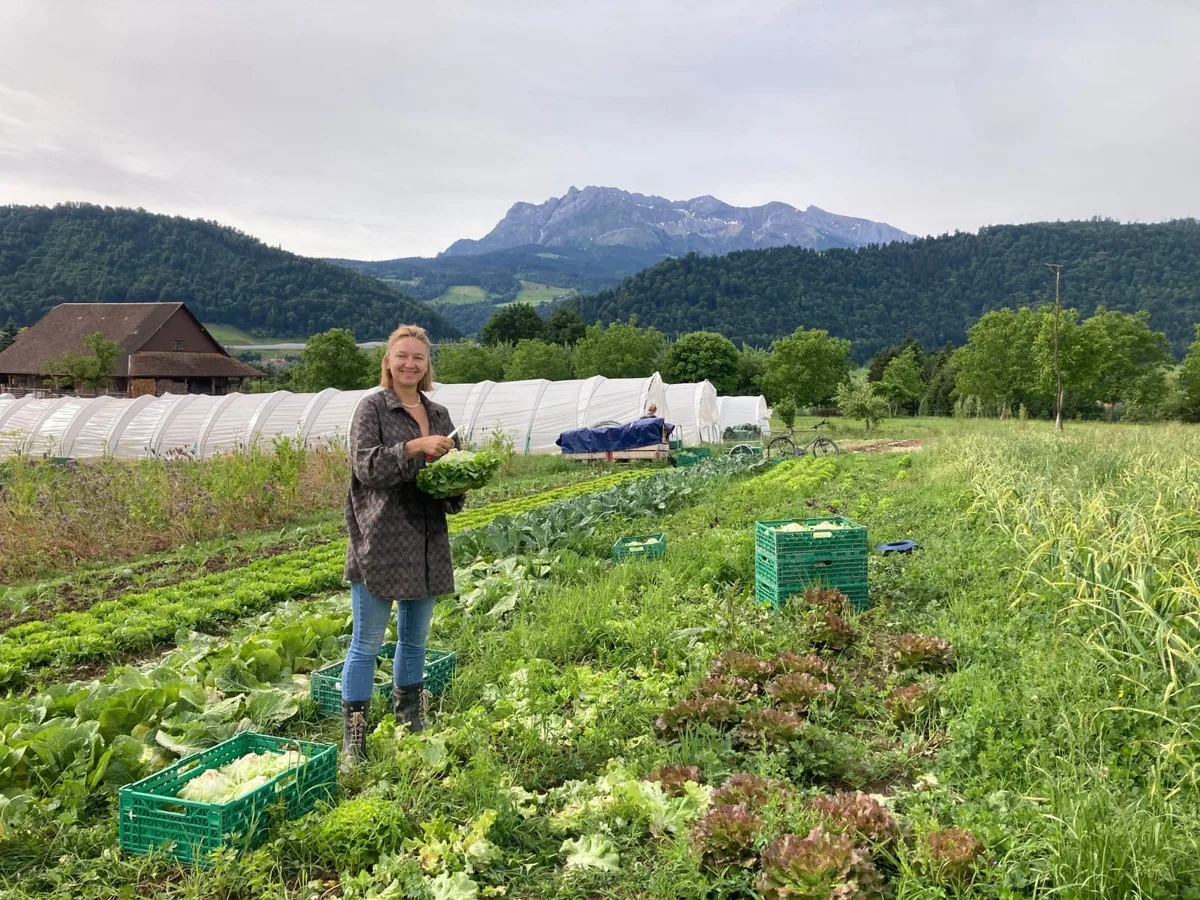 Laura Unger Laura Unger ist Molekularbiologin. Nun erhält sie auf dem Fluckhof Einblick in den Gemüsebau.
