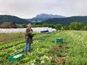 Laura Unger ist Molekularbiologin. Nun erhält sie auf dem Fluckhof Einblick in den Gemüsebau.
