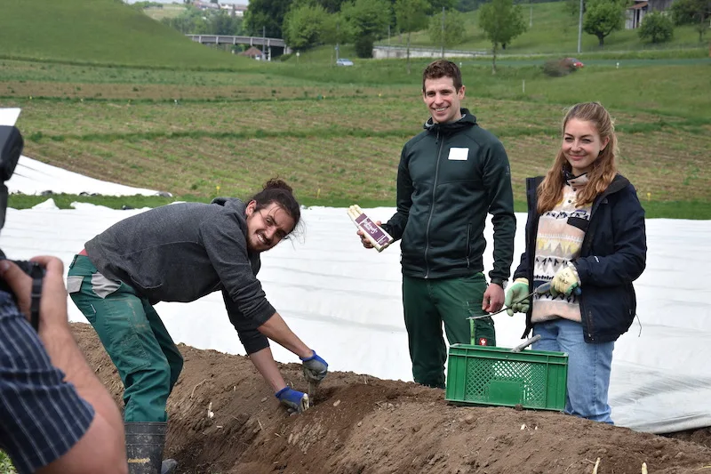 7d237c77c48bc1b00eaa46c331d124ef666ccd0e Am Medienanlass des Berner Bauernverbandes erzählten Michael Hodel (mitte) und die Erntehelfer Moritz Zwahlen und Tabea Ryff von ihren Erfahrungen. (Bild jba)
