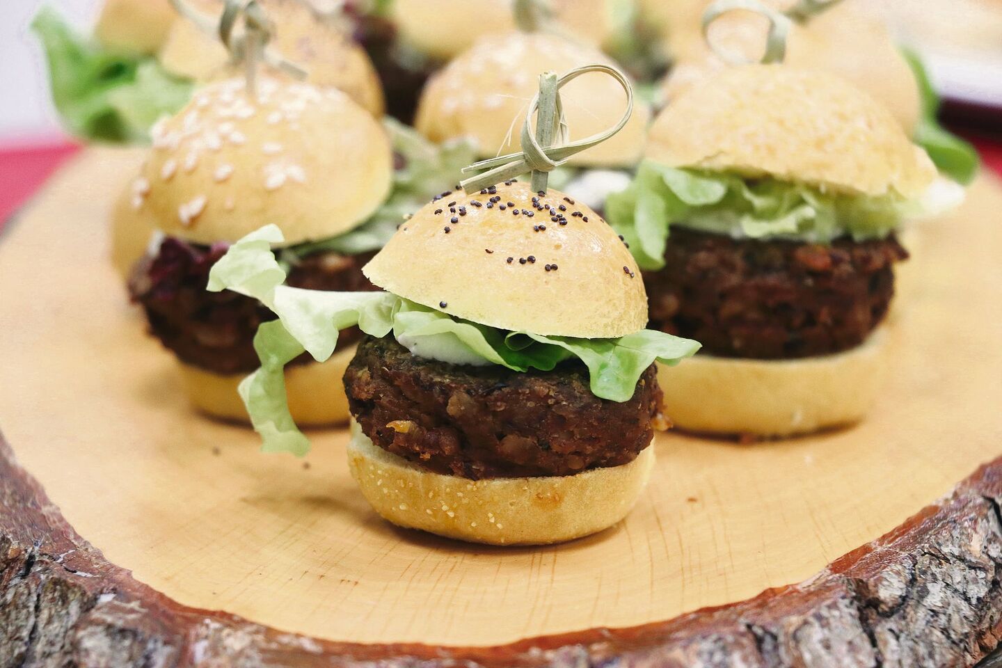 Schwarze Bohnen sind der Rohstoff für diese Burger, das Rezept dazu gibt es unten.