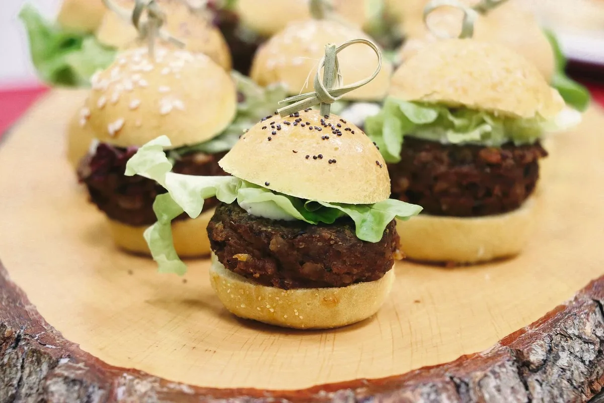 5f4202ff2264a247688aff7be3e338d21b8e6b0a47c245374451927fd4ade28a Schwarze Bohnen sind der Rohstoff für diese Burger, das Rezept dazu gibt es unten.