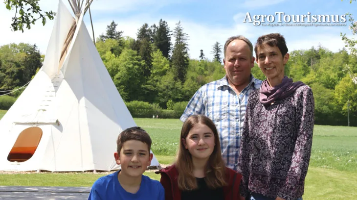 487b4a97e5e40e4145ae2881c089c77cf54a60e7 Seit letztem Sommer empfangen Kathrin und Hans Niklaus mit Jasmin (14) und Lars (12) Gäste auf ihrem Betrieb mit Milchproduktion und Ackerbau. Die Gäste sind im Tipi untergebracht. (Bilder Familie Niklaus)