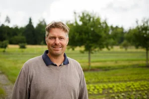 Auf 7,5 Hektaren baut Bernahrd Hänni auf regenerative Weise Gemüse an, das er direktvermarktet.
