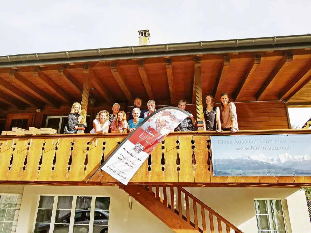 Die Gastgeberinnen und Gastgeber von Swiss Tavolata trafen sich bei Dorothea Tschirren auf dem Belpberg und feierten ihre neue Fahne.