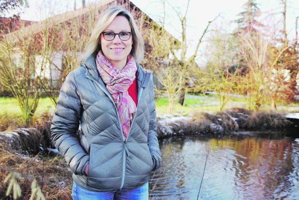 Für Judith Hübscher Stettler gehört ein kurzer Schwumm im Teich ganzjährig zu ihrem Morgenritual. Sie fing damit an,  weil sie auf Bergtouren immer fror. Aber auch beruflich sprang die Bäuerin mehrfach ins kalte Wasser. (Bild Ruth Bossert)