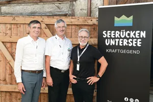 V. l. n. r.: Kommissionspräsident Thomas Harder, Vereinspräsident Roland Werner sowie der Entlebucher Theo Schnider.