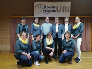 Die Urner Bäuerinnen wählten ihre Vorstandsfrauen für zwei weitere Amtsjahre. Mit auf dem Bild Seelsorger German Betschart. Rechts von ihm Präsidentin Margrith Gisler.