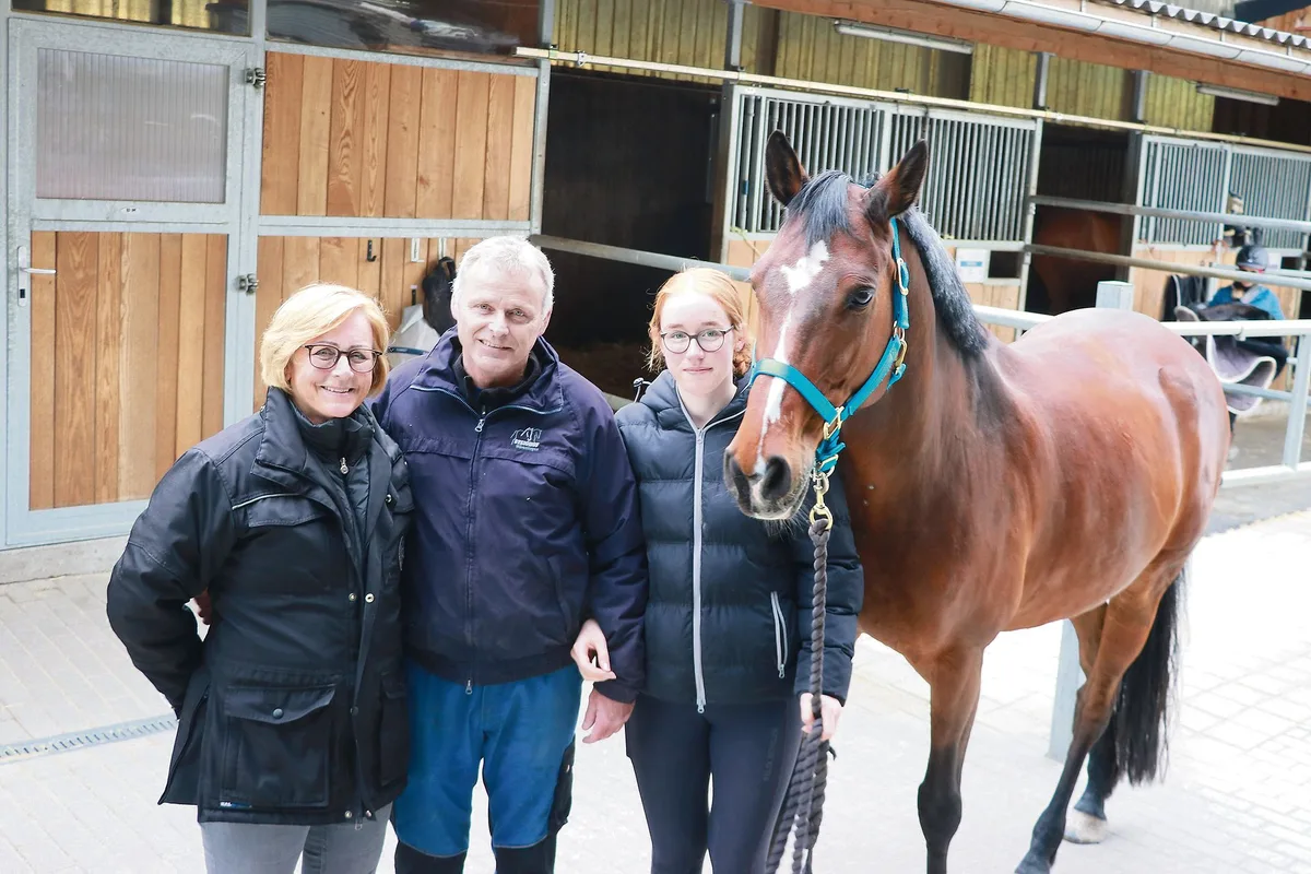 e9a0da01f6b03efe29eeee0909085c8da168119a Agnes und Marcel Suter mit Tochter Lara betreuen rund 30 Pferde. Ihr Betrieb wurde von der Landwirtschaftszone in eine Pferdehaltungszone umgeteilt. (Bild Ruth Aerni)