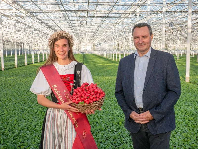 3bf1dee9cef05ccace75fbc6a0617798a3b12a0a Werner Salzmann, neuer Präsident der Schweizer Gemüseproduzenten (VSGP), gratulierte Lisa Stoll persönlich zu ihrem neuen Amt der ersten Schweizer Radieschen-Prinzessin. (Bild David Eppenberger)