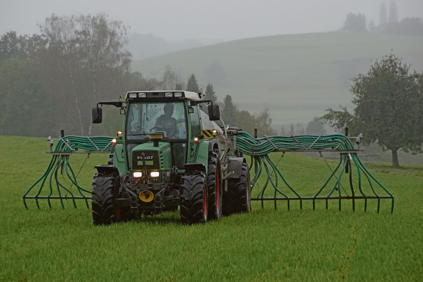 Die Gemeinschaft geht auf das Jahr 2011 zurück, als Vater Peter Spring zusammen mit zwei weiteren Landwirten ein acht Kubikmeter grosses Druckfass mit angehängtem, neun Meter breitem Schleppschlauchverteiler kaufte.
