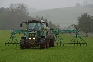Die Gemeinschaft geht auf das Jahr 2011 zurück, als Vater Peter Spring zusammen mit zwei weiteren Landwirten ein acht Kubikmeter grosses Druckfass mit angehängtem, neun Meter breitem Schleppschlauchverteiler kaufte.