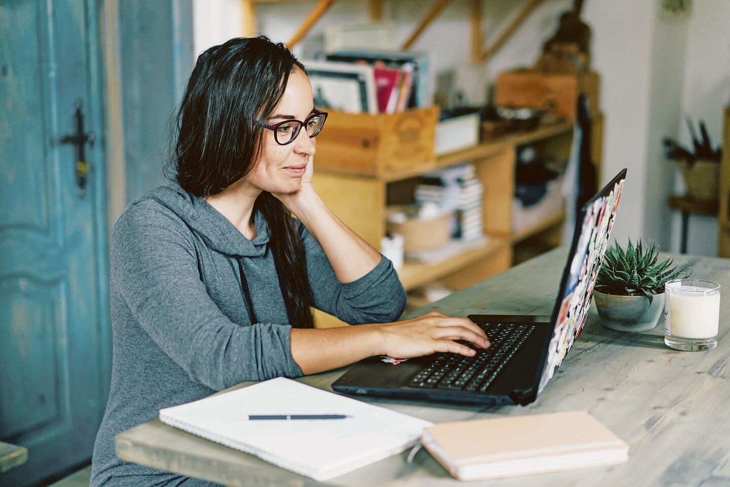 Im Homeoffice tätig zu sein, kann Bäuerinnen den Wiedereinstieg vereinfachen. Doch auch hier ist wichtig, sich gut abzugrenzen und mit dem Partner abzusprechen, wer für welche Haus- und Betreuungsarbeit Verantwortung übernimmt.