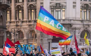 Seit zwei Wochen ist die Welt ob des Kriegs in der Ukraine im Schockzustand. Vielerorts kommen Menschen zu Protesten zusammen und zeigen ihre Solidarität auf der Strasse oder via Spenden.