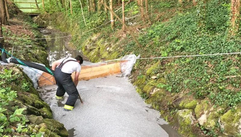25a80b5bda3cf4c4b83f66824c69df9a813f946d Ein Feuerwehrmann errichtet eine Sperre in einem Bach nachdem Gülle ausgelaufen ist. (Bild: Kantonspolizei Thurgau)