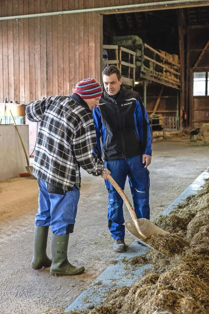 Werner Burri (links) ist fast täglich bei Tobias Kritzer im Stall und unterstützt bei Arbeiten rund um die Kälber.