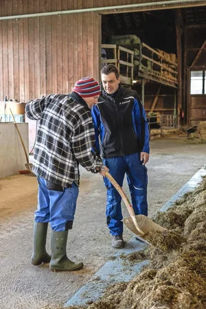 Werner Burri (links) ist fast täglich bei Tobias Kritzer im Stall und unterstützt bei Arbeiten rund um die Kälber.