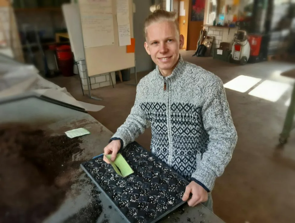 477a2382bfb5fcc47a213dbd9bfc0809d0417919 David Leuthard ist im zweiten Lehrjahr als Zierpflanzengärtner bei der Gartenbauschule Hünibach. (Bild David Leuthard)