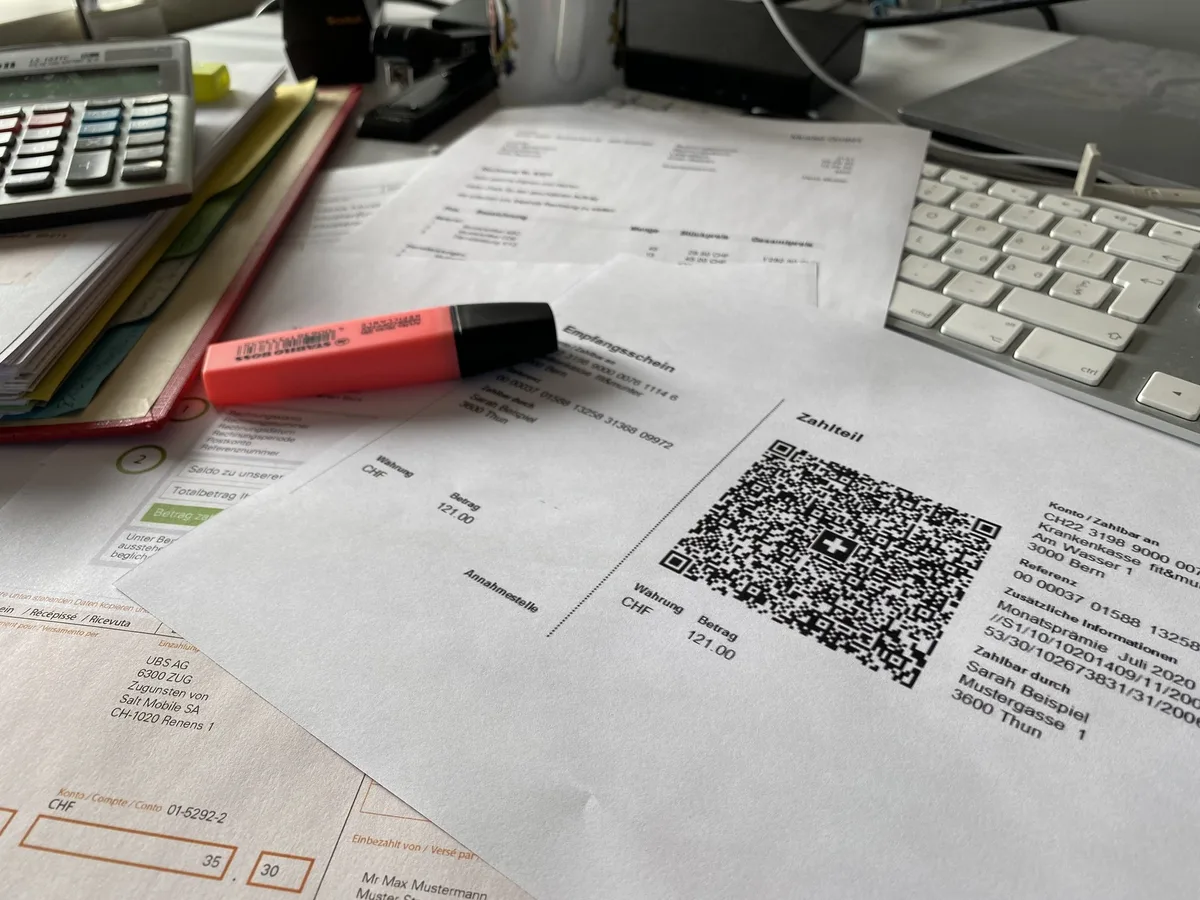 c540064876b6e09a48ea3382142bfe912d77f270 Ab Herbst 2022 löst die QR-Rechnung die orangen und roten Einzahlungsscheine ab. Der Swiss-QR-Code (Mitte) enthält alle für den Zahlungsverkehr nötigen Informationen. (Bild lja)