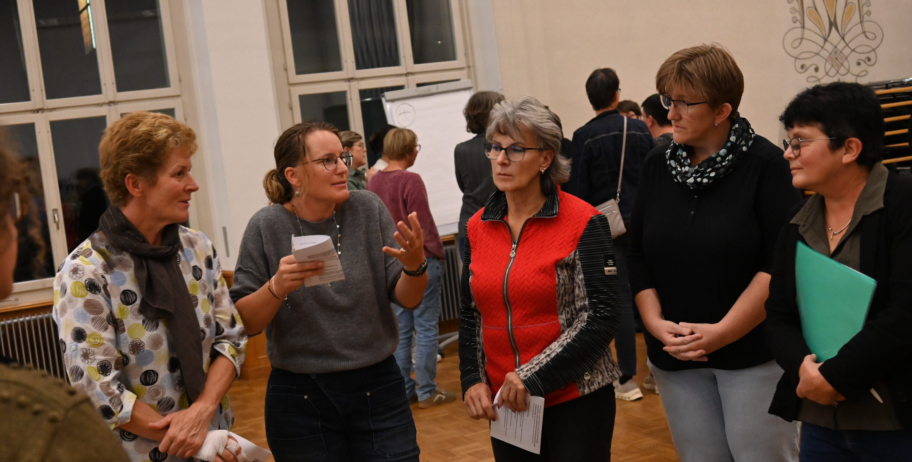 In kleineren Gruppen werden mehrere Fragen besprochen. 