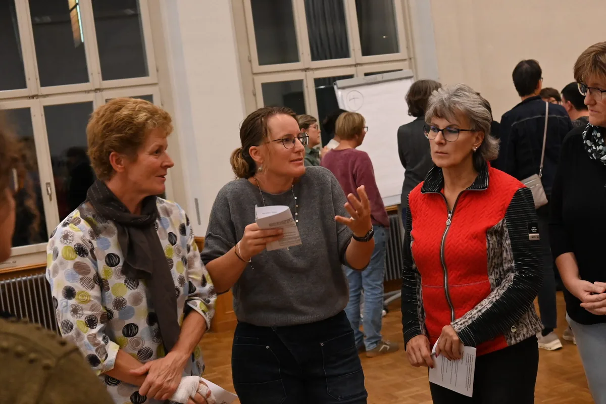 Diskussion1 In kleineren Gruppen werden mehrere Fragen besprochen.