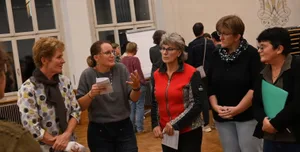 In kleineren Gruppen werden mehrere Fragen besprochen.