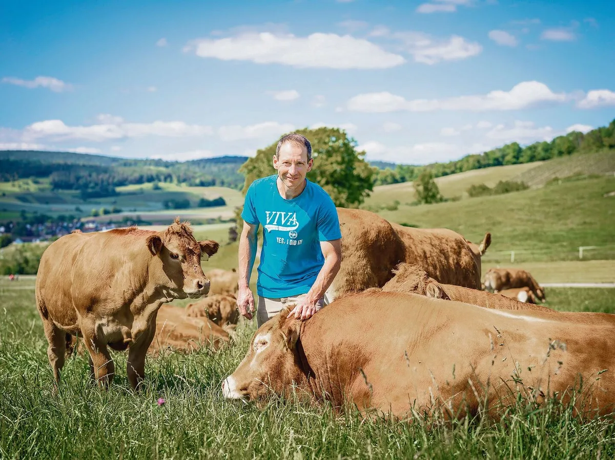Reto Pfister aus Bözen ist einer von rund 34 Betriebsleitenden, die ihre Produkte unter dem Jurapark-Label verkaufen; Familie Pfister hat ihr Natura-Beef, Wein und Spirituosen mit dem Parklabel zertifiziert. Die anfängliche Skepsis ist verflogen.