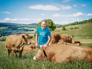 Reto Pfister aus Bözen ist einer von rund 34 Betriebsleitenden, die ihre Produkte unter dem Jurapark-Label verkaufen; Familie Pfister hat ihr Natura-Beef, Wein und Spirituosen mit dem Parklabel zertifiziert. Die anfängliche Skepsis ist verflogen.