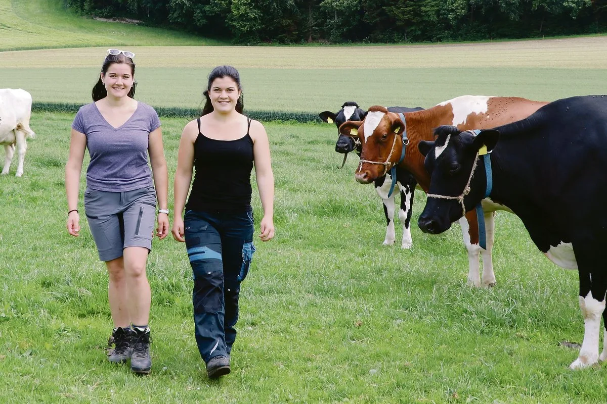 8928bf0841faef9bc8c28cdd7129fa63ee153aec Bettina (l.) und Angela Belser, zwei von immer mehr Landwirtinnen EFZ. Ihre Zukunft ist noch nicht in Stein gemeisselt, aber der elterliche Betrieb bleibt sicher in der Familie. (Archivbild Ruth Aerni)