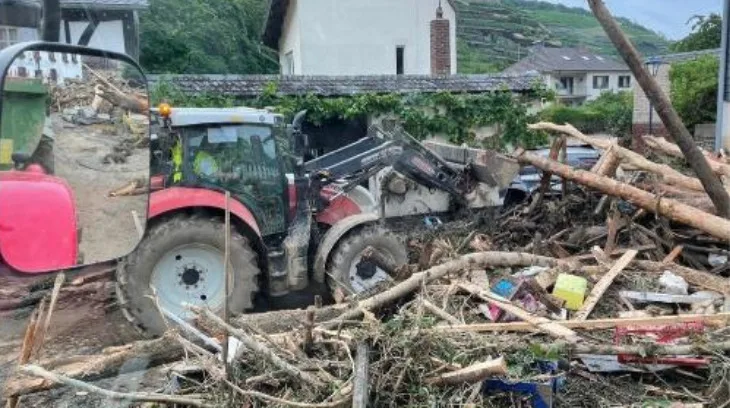 4f336b7ad66eff72a8e6a37e4f01074c27218a36 Zur Unterstützung der Bevölkerung in den betroffenen Gebieten fahren Bauern mit schwerem Gerät, Traktoren und Güllefässern auf. (Bild Landvolk Göttingen)