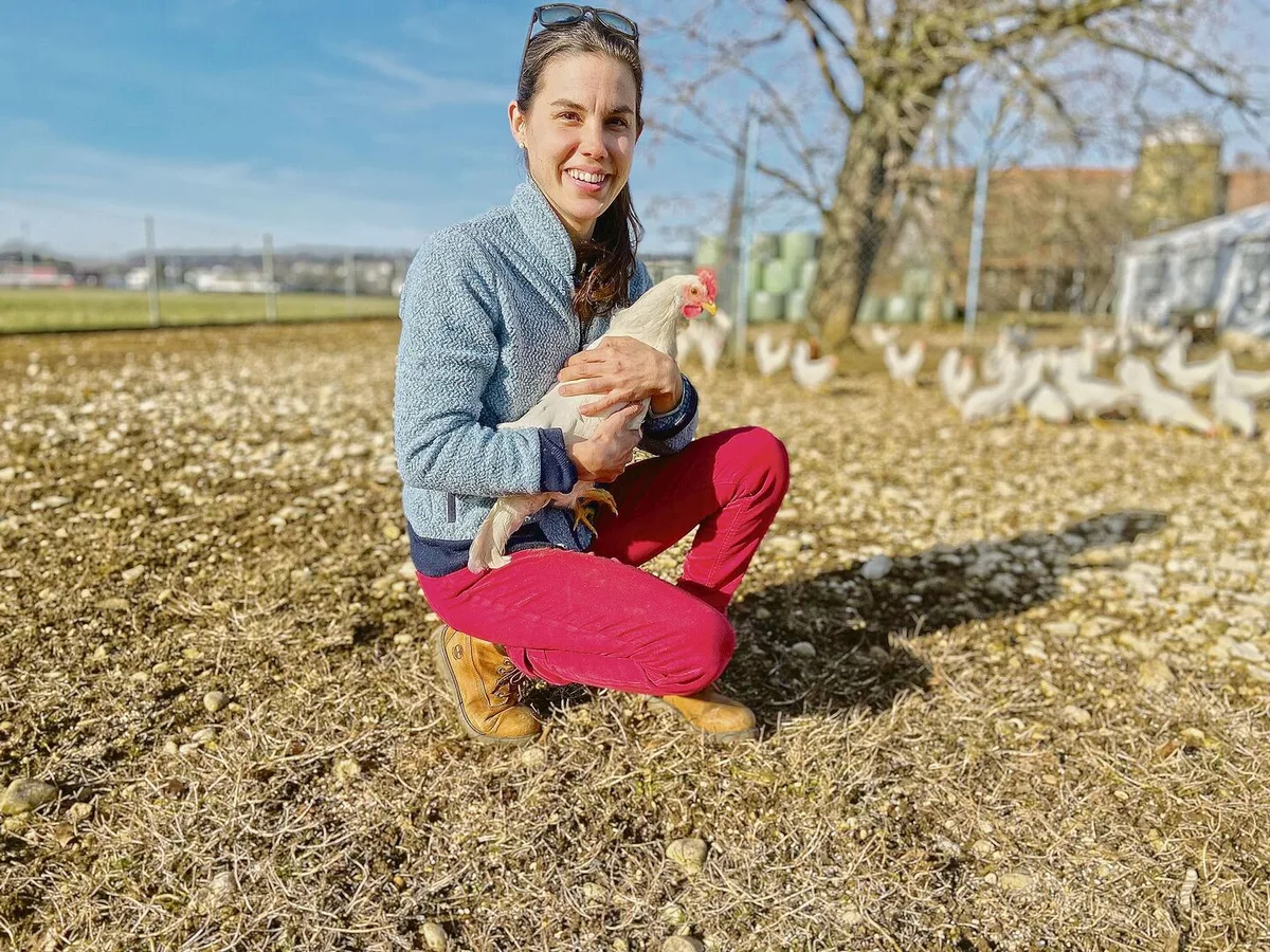 Simone de Coulon mit einer der 670 Legehennen. Die Althennen vermarkten sie als Suppenhühner ab Hof.