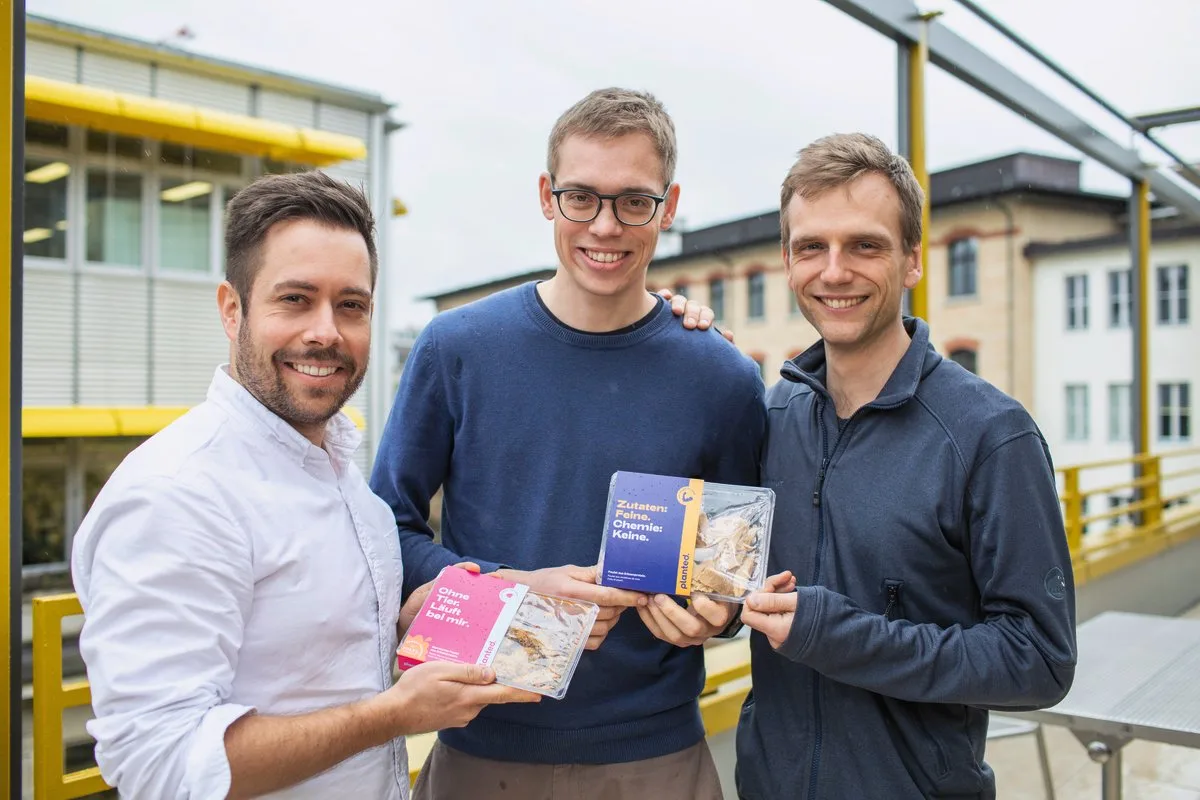 e6cdc79d60b6b8e67c86a411bb0b5d05dfbde381 Die drei «planted Foods AG»-Gründer Pascal Bieri, Eric Stirnemann und Lukas Böni sind überzeugt, dass ihr Fleischersatzdem Geschmack von tierischem Fleisch in nichts nachsteht. Auf dem Bild fehlt der vierte Gründer, Christoph Jenny.