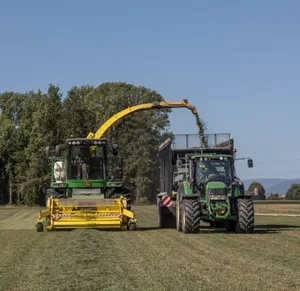 Andreas Minder setzt beim Einsilieren von Gras und Mais in Hoch- oder Fahrsilos immer Siliermittel ein, um Fehlgärungen und Nacherwärmung vorzubeugen.