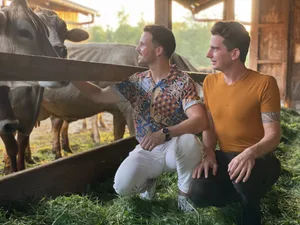 Dass sie beide auf einem Bauernhof in der Zentralschweiz aufgewachsen sind, verbindet Christof Rigert und Sebastian Bütler. Der Landschaftsgärtner und der Sales Manager lieben sich seit fünf Jahren.