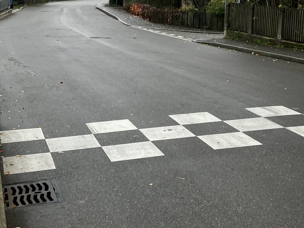 OS_44_A_Schwelle Für den Traktor braucht es sanfte Asphaltkissen