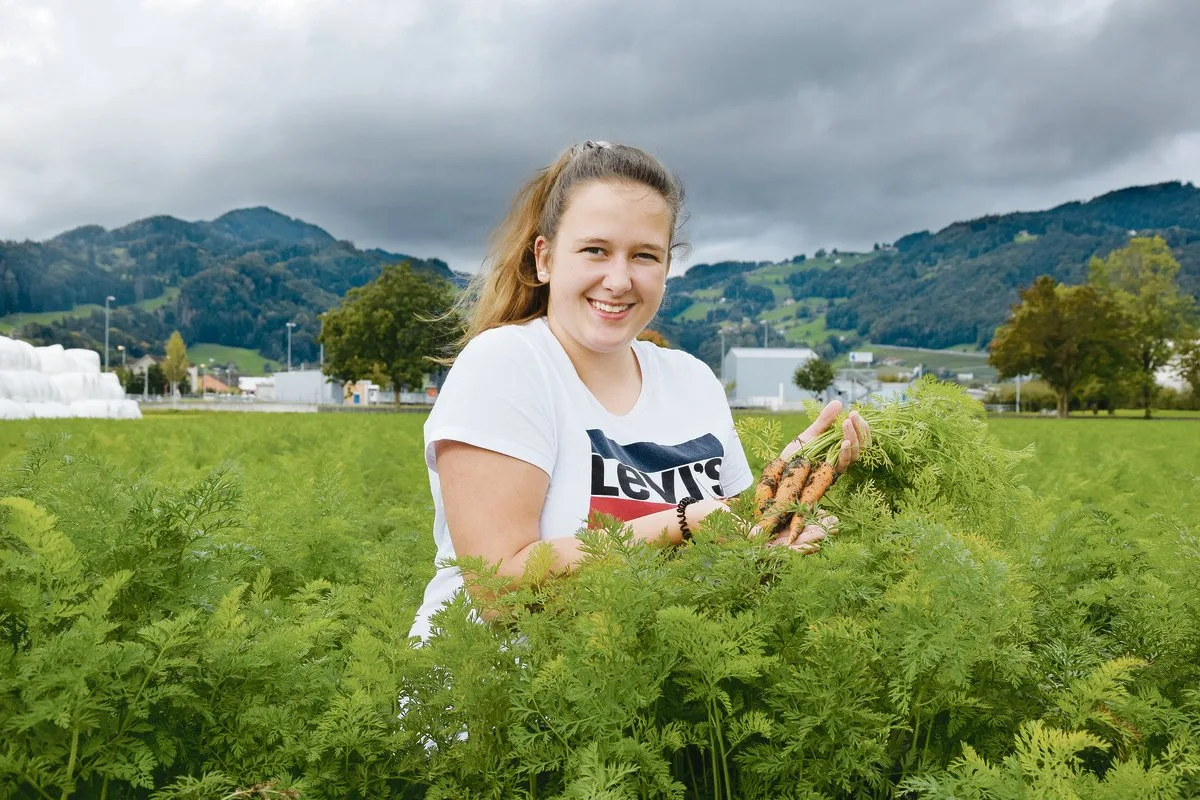 1090fc8329c4c3b75abb503ee0de545063a0b3f5 Nadja Thurnherr baut das Gemüse lieber an, als es zu verarbeiten: «Ich koche nicht besonders gerne.» Draussen zu sein bei Wind und Wetter war für die junge Gemüsegärtnerin hingegen nie ein Problem. (Bild jw)