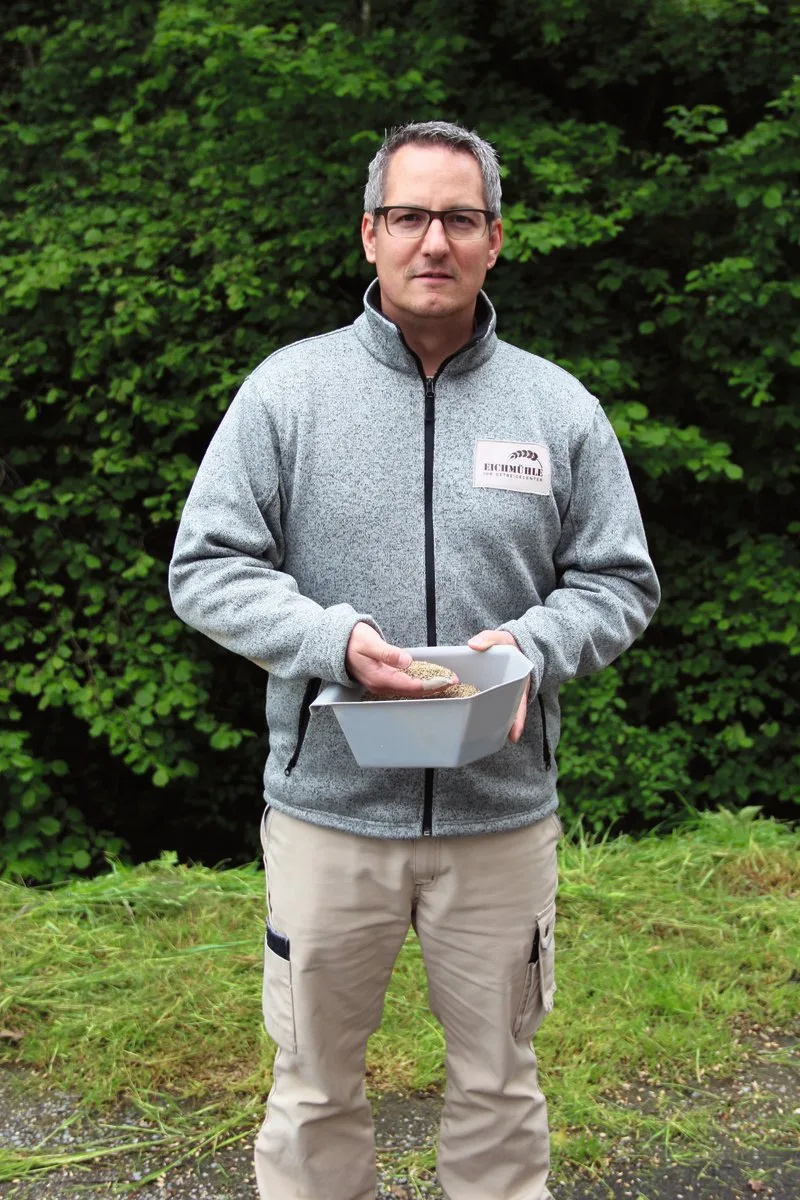 3a53a7a58443380d6ba631224c8e32b925d1b1d6 David Villiger, Geschäftsführer Eichmühle in Beinwil Freiamt, analysiert auf Wunsch das Getreide seiner Kunden, um den Erntezeitpunkt genau festzulegen. Bild: Sebastian Hagenbuch