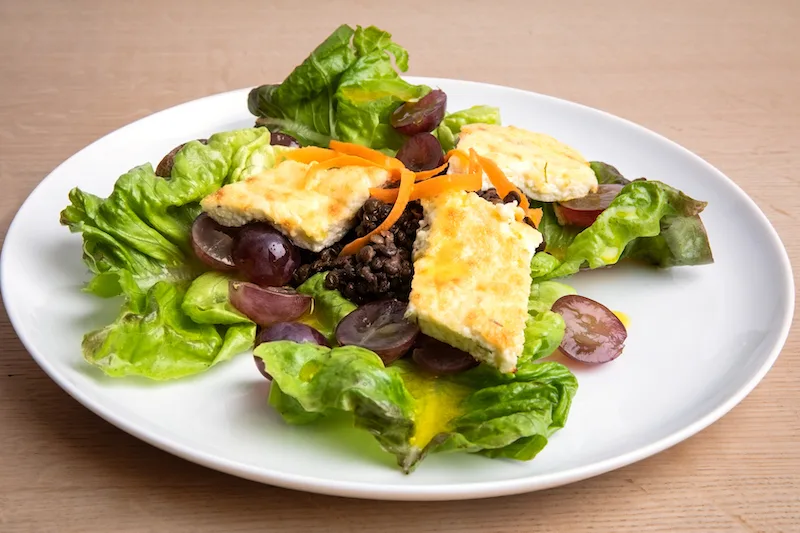 4a432afc406d40041b2d984e2a59ce8ce4bf2f29 Linsensalat mit Traubenbeeren und gebackenem Ricotta. (Bild Ueli Christoffel/SRF)