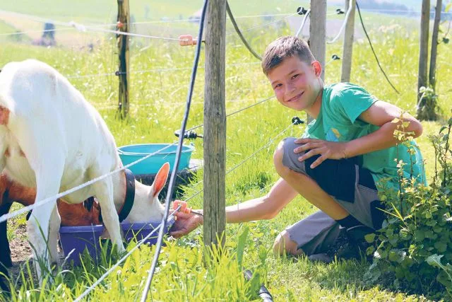 1d2e2372e8c624cbcde51cf52713fdcdef7b9bb0 Michael will Bauer werden. Die Ziege ist ein Preis von einem Schwingfest. (Bilder Simone Barth)