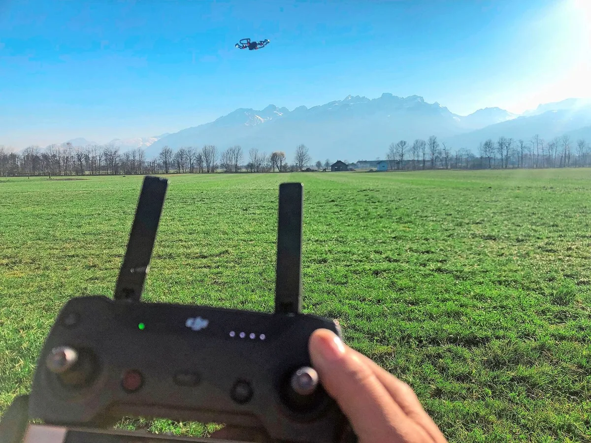 Der Drohnen-Guide des Bundesamtes für Zivilluftfahrt informiert, in welchen Fällen ein Drohnenflug bewilligungspflichtig wird.