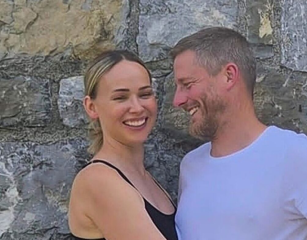 Für einmal stehen Brigitte und Marco Huser gemeinsam vor der Kamera. Bei ihren Social-Media-Beiträgen haben sie bisher eine strikte Arbeitsteilung: Der Bauer steht vor und die Bäuerin hinter der Kamera.