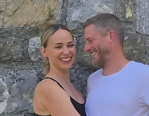 Für einmal stehen Brigitte und Marco Huser gemeinsam vor der Kamera. Bei ihren Social-Media-Beiträgen haben sie bisher eine strikte Arbeitsteilung: Der Bauer steht vor und die Bäuerin hinter der Kamera.