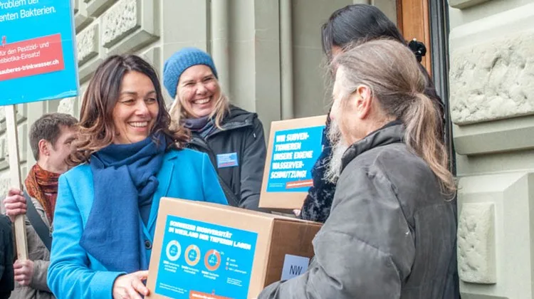 5f5986831211524a59cbd471b2658b124b0f5f16 «Ich bin stolz, nicht gebrochen», sagt Franziska Herren nach 10 Jahren Beschäftigung mit dem Trinkwasser-Thema, hier bei der Einreichung der Initiative im Dezember 2018. (Bild Archiv)