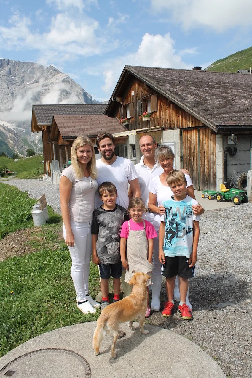7b5082f158b758079c7383caf6ca017627fc41bd Die Käsereifamilie Spichtig mit Helfern (v. l. n. r.): Daniela und Florentin Spichtig, Roman und Elke aus Freiburg im Breisgau, vorne die Kinder Jonas, Svenia und Joel. (Bilder Robert Kuster)