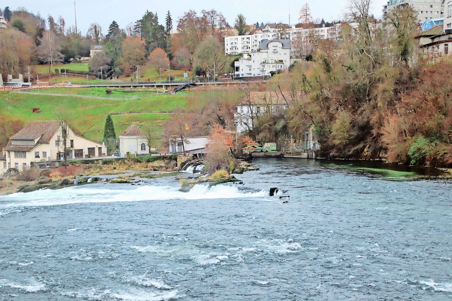 Das Wasserkraftwerk am Rheinfall auf der Neuhauser Seite besteht seit bald 75 Jahren und fällt kaum auf.