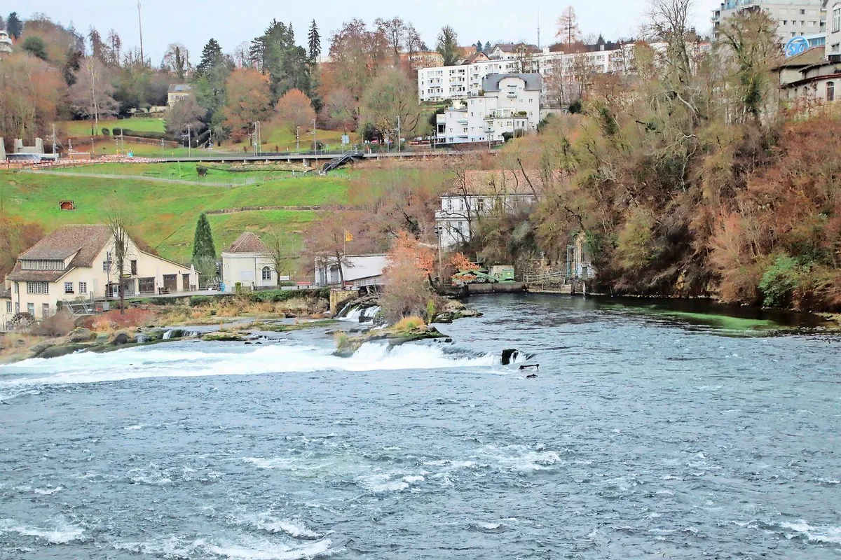 f7e293a572527166e2b15433dc87d885946916de4bdb8272c0c6c903143ca6fd Das Wasserkraftwerk am Rheinfall auf der Neuhauser Seite besteht seit bald 75 Jahren und fällt kaum auf.